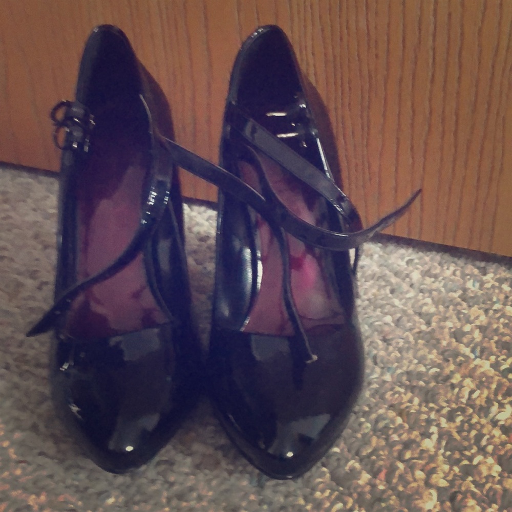 Jessica Simpson Black panted leather pumps.